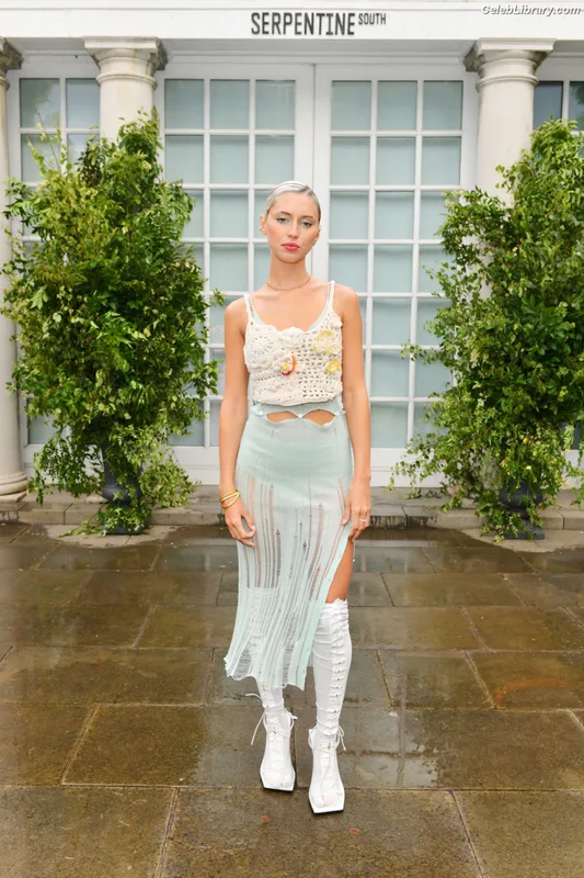 Iris Law photo 2 of 403