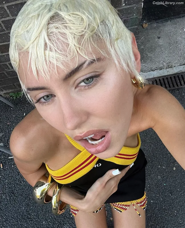 Iris Law photo 7 of 403