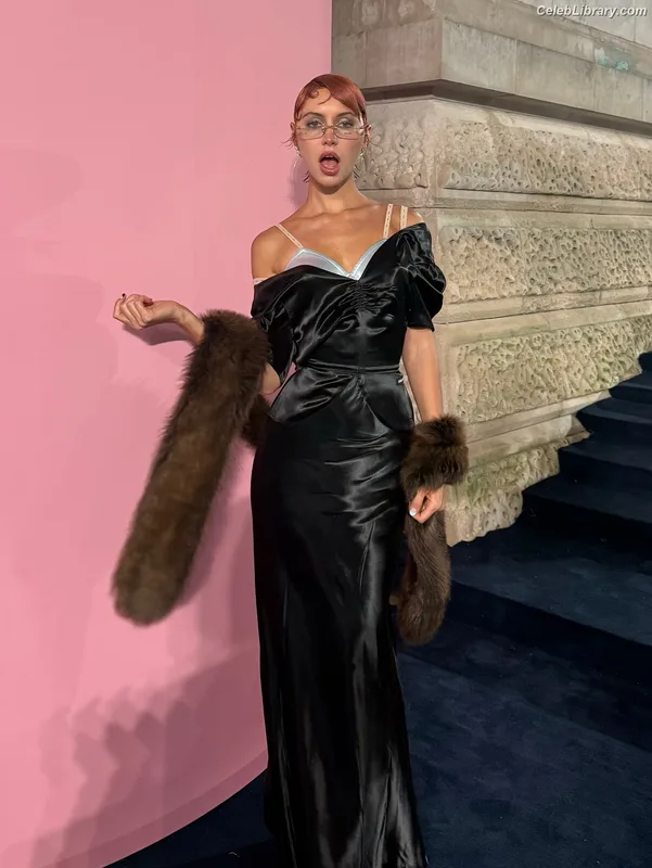 Iris Law photo 12 of 403