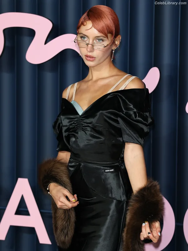 Iris Law photo 16 of 403