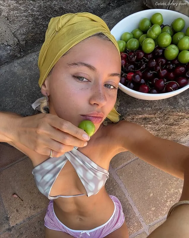 Iris Law photo 23 of 403