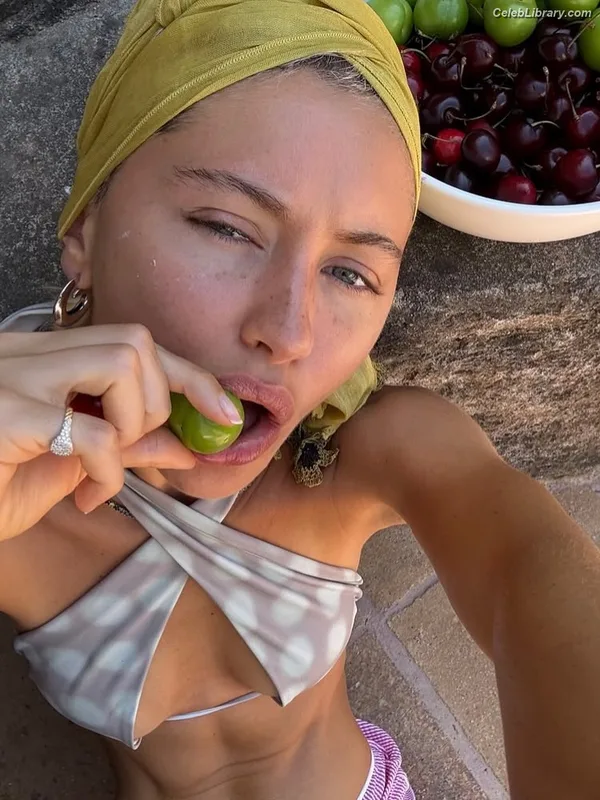 Iris Law photo 1 of 403