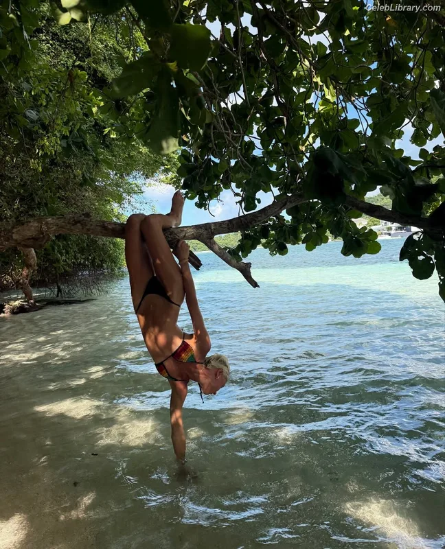 Iris Law photo 21 of 403