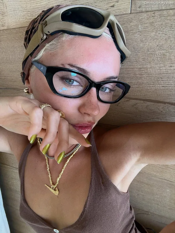 Iris Law photo 16 of 403