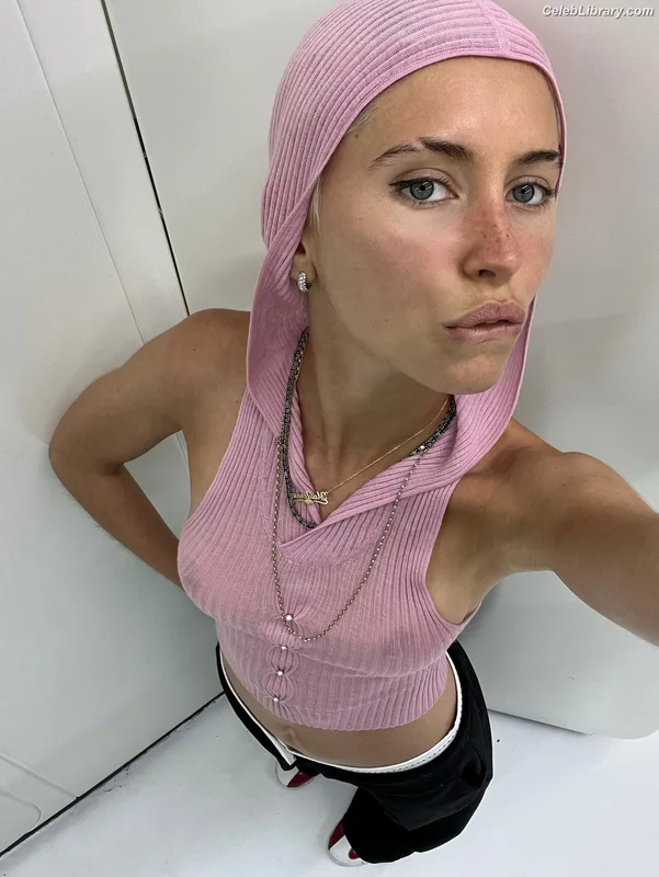 Iris Law photo 11 of 403