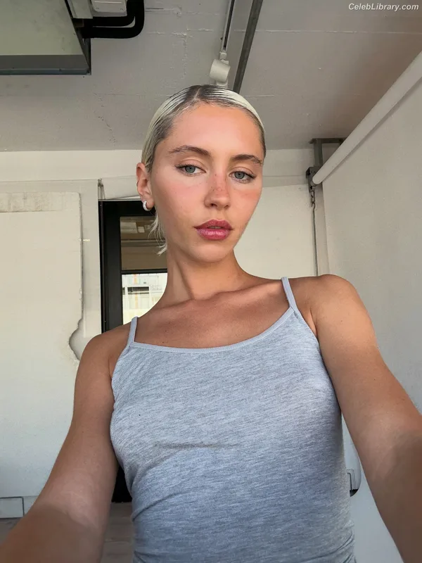 Iris Law photo 18 of 403