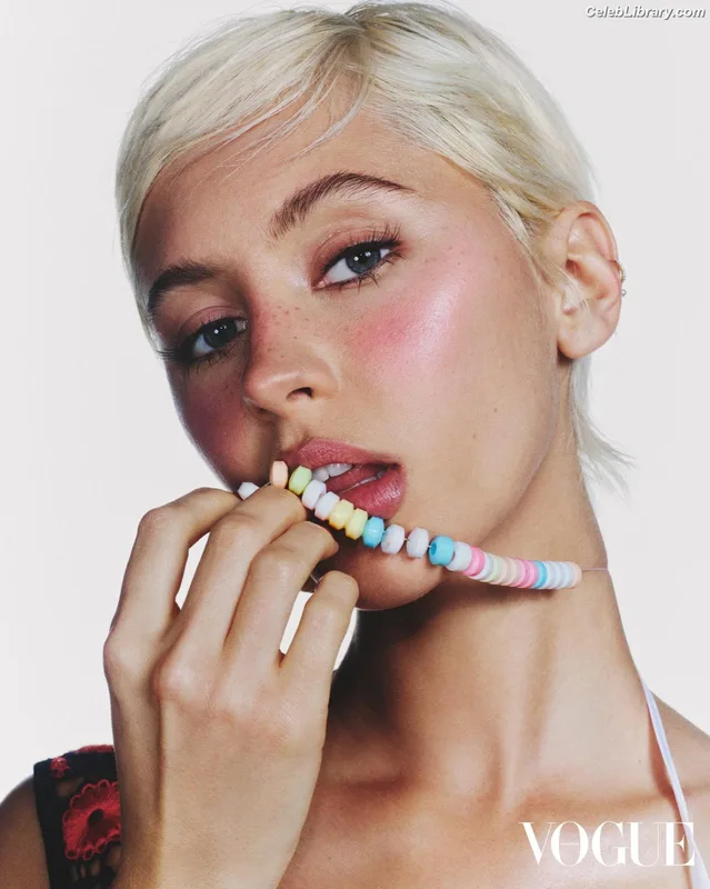 Iris Law photo 16 of 403