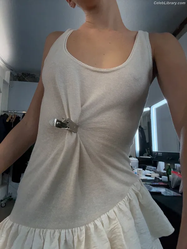 Iris Law photo 1 of 403