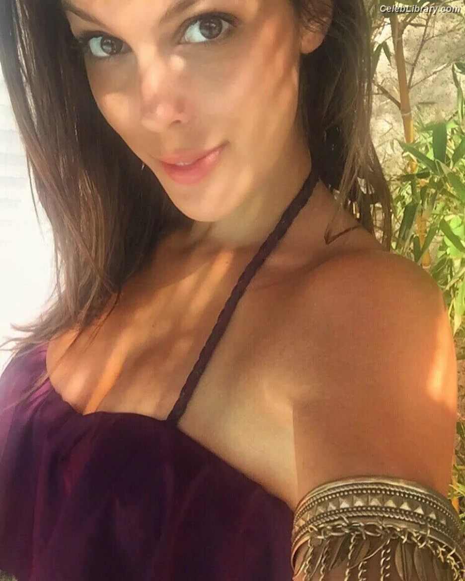 Iris Mittenaere photo 4 of 294