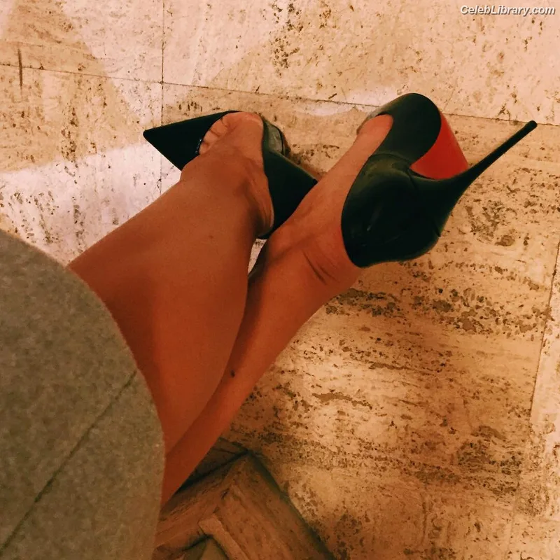 Iris Mittenaere photo 12 of 295
