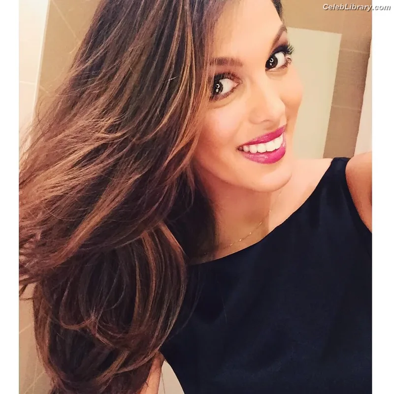 Iris Mittenaere photo 13 of 295