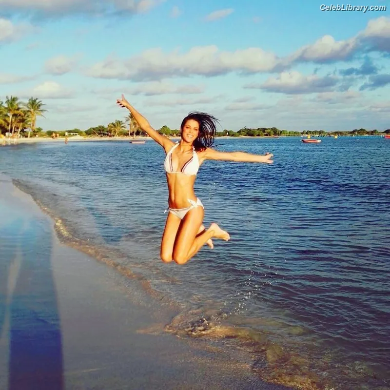 Iris Mittenaere photo 18 of 295