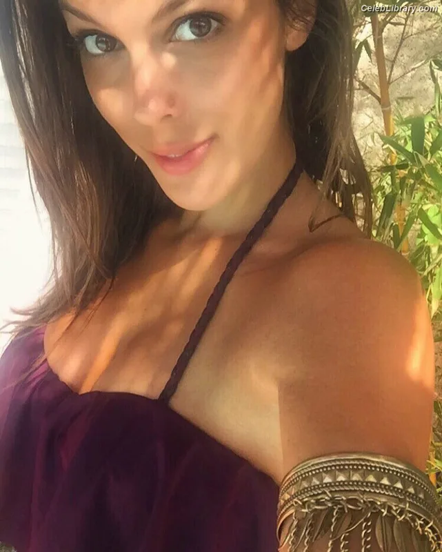 Iris Mittenaere photo 4 of 295