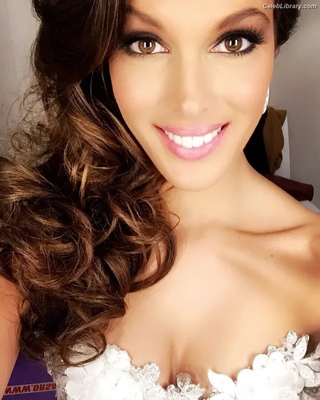 Iris Mittenaere photo 19 of 295