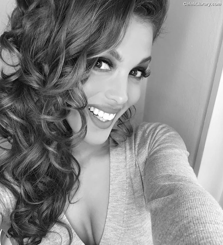 Iris Mittenaere photo 8 of 295