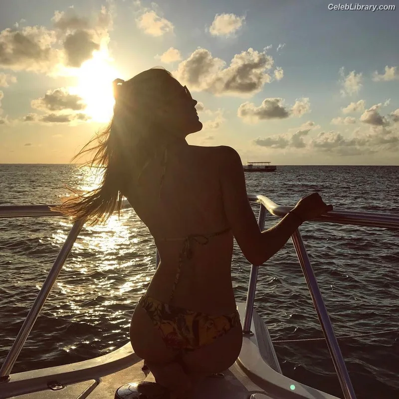 Iris Mittenaere photo 9 of 295