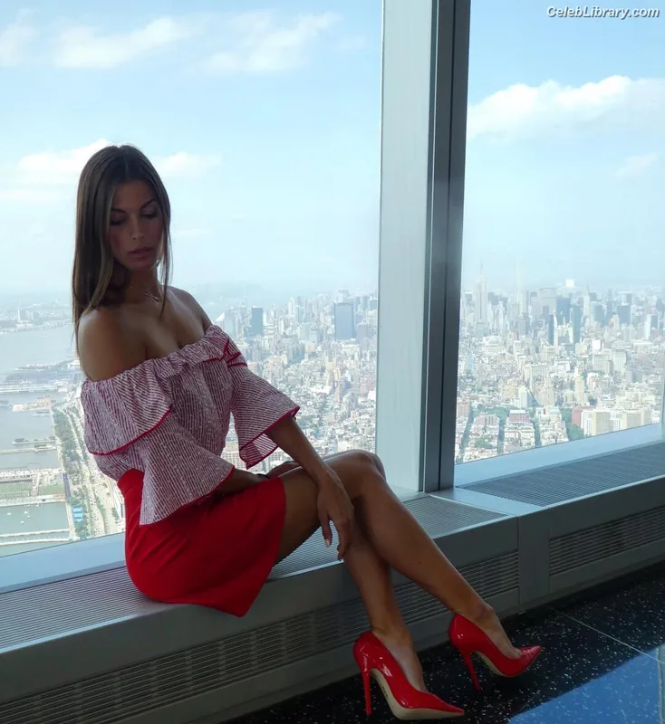 Iris Mittenaere photo 2 of 295