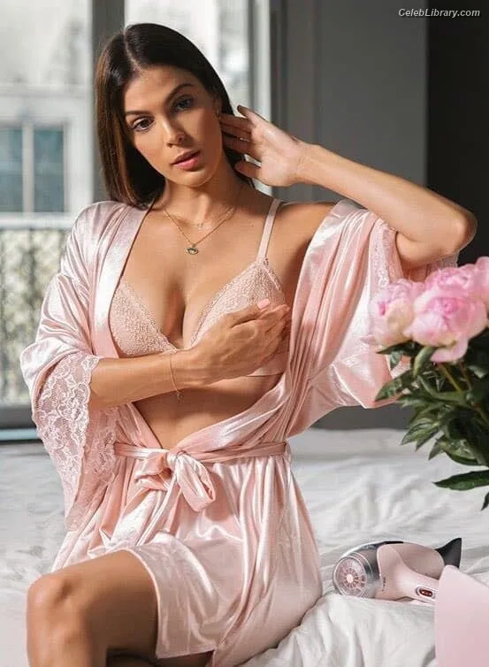 Iris Mittenaere photo 23 of 295