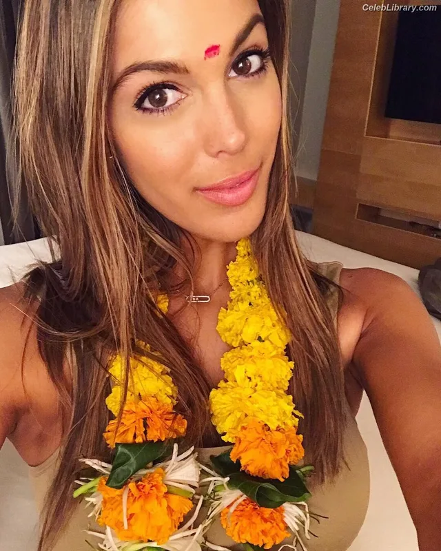 Iris Mittenaere photo 5 of 295