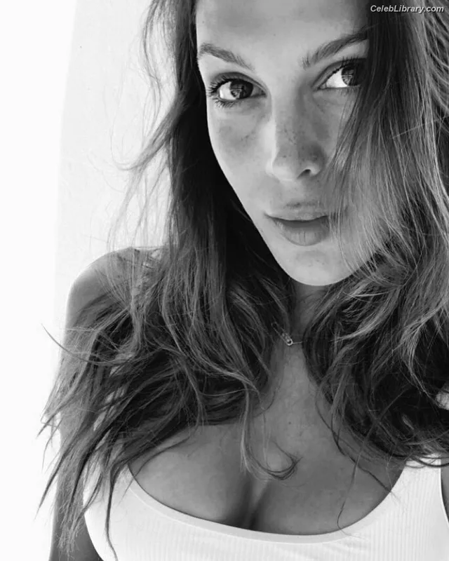 Iris Mittenaere photo 17 of 295