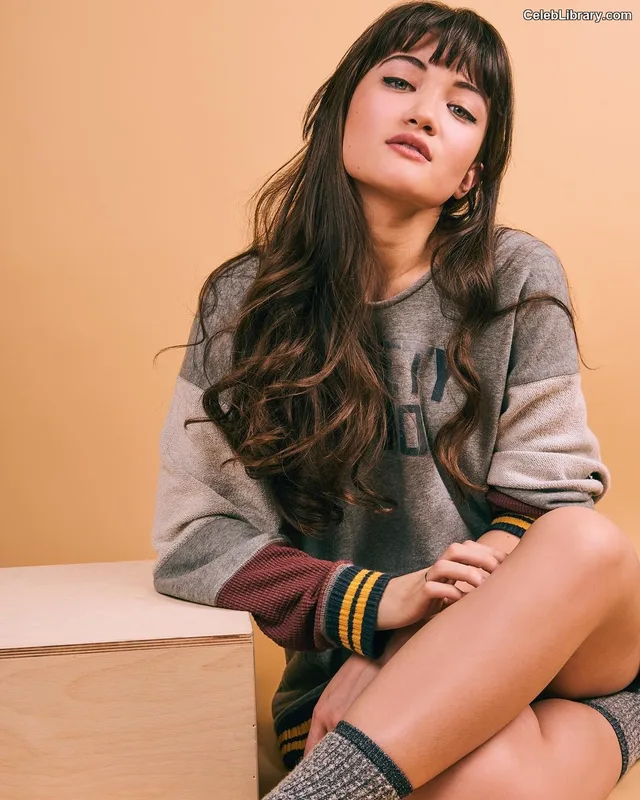 Isa Briones photo 3 of 355