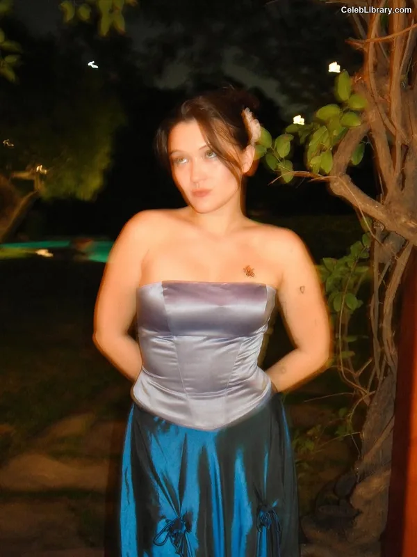 Isa Briones photo 5 of 355
