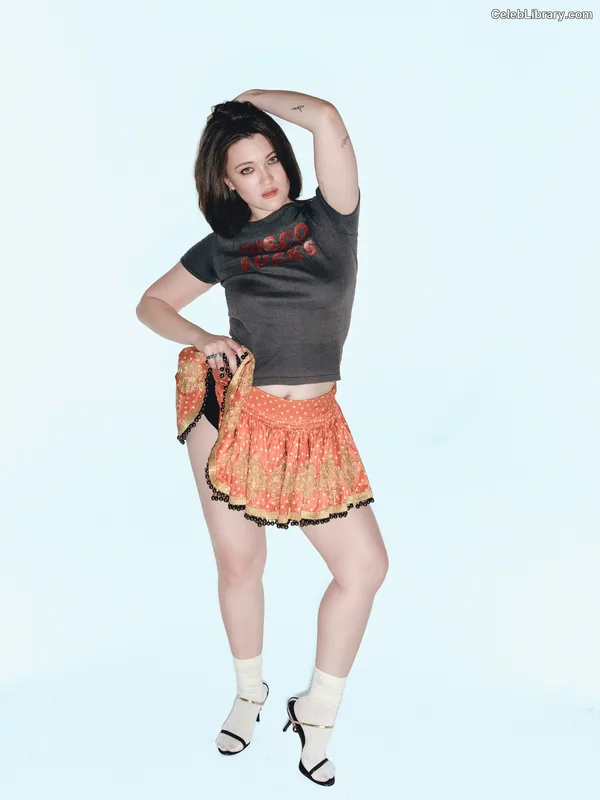 Isa Briones photo 8 of 355