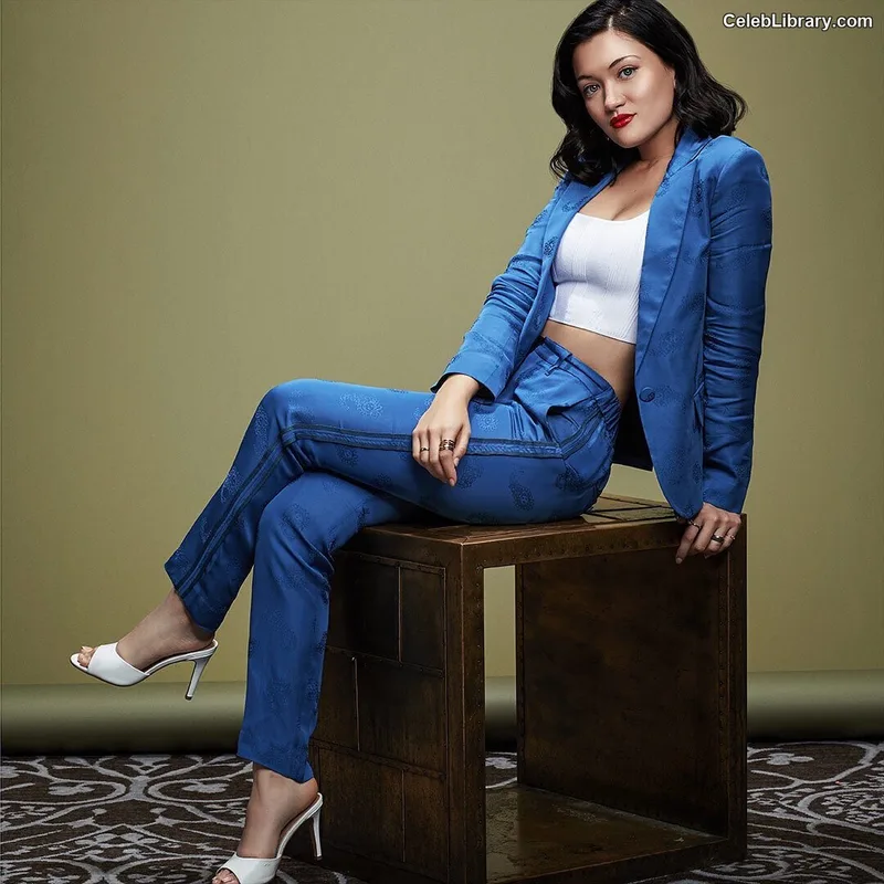 Isa Briones photo 13 of 355