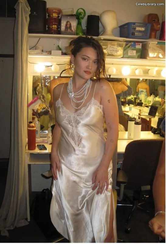 Isa Briones photo 2 of 355