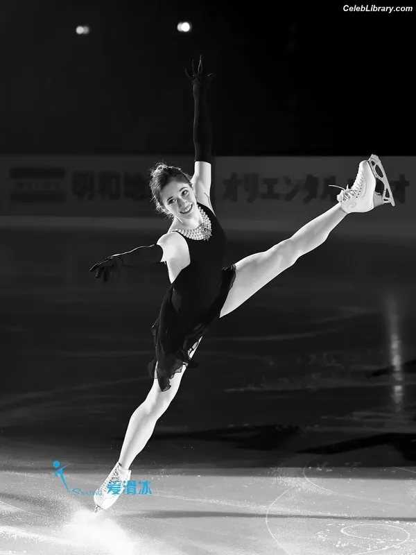 Isabeau Levito photo 9 of 39