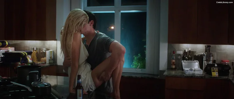 Isabel Lucas photo 6 of 8