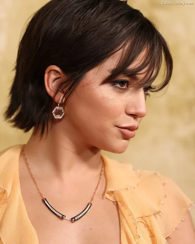 Isabela Merced photo 4 of 1797