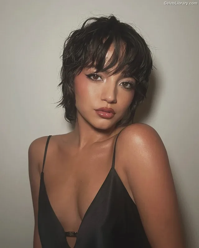 Isabela Merced photo 18 of 1797