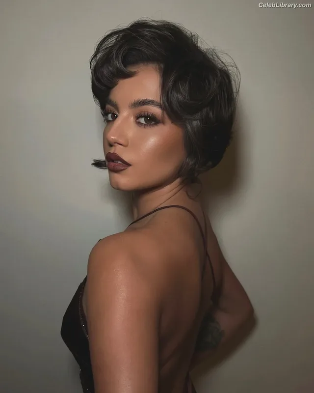 Isabela Merced photo 11 of 1797