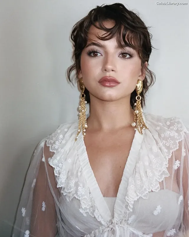 Isabela Merced photo 12 of 1797
