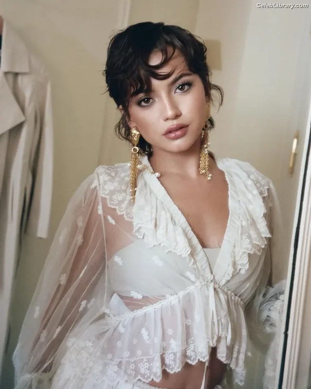 Isabela Merced photo 14 of 1797