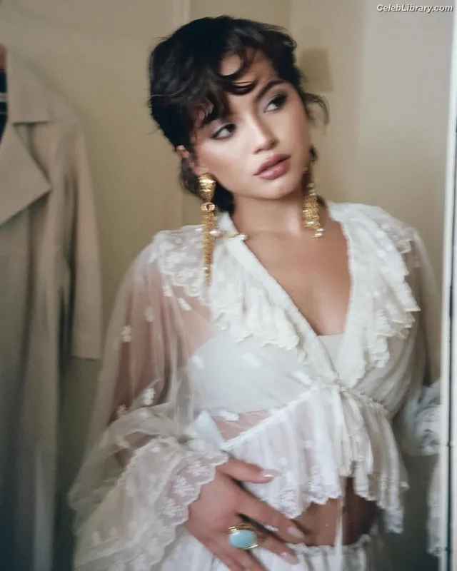 Isabela Merced photo 17 of 1797