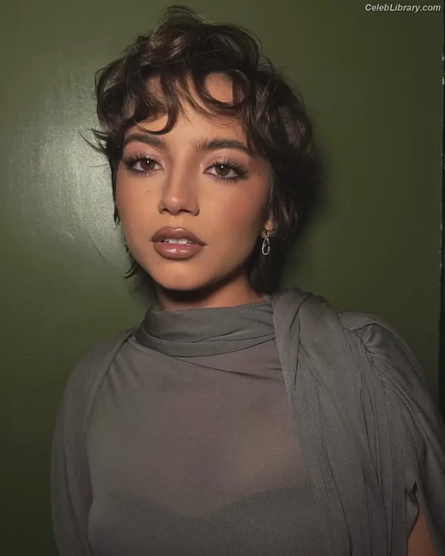 Isabela Merced photo 18 of 1797
