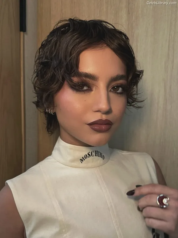 Isabela Merced photo 6 of 1797