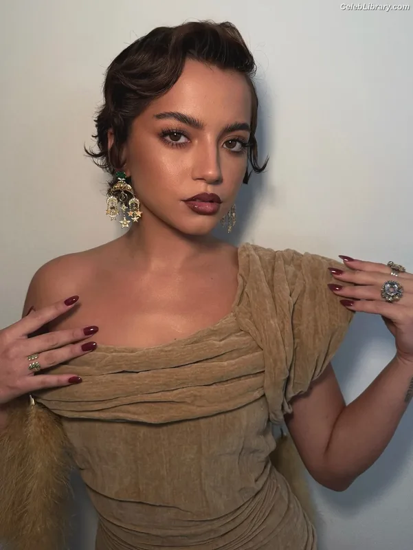 Isabela Merced photo 8 of 1797