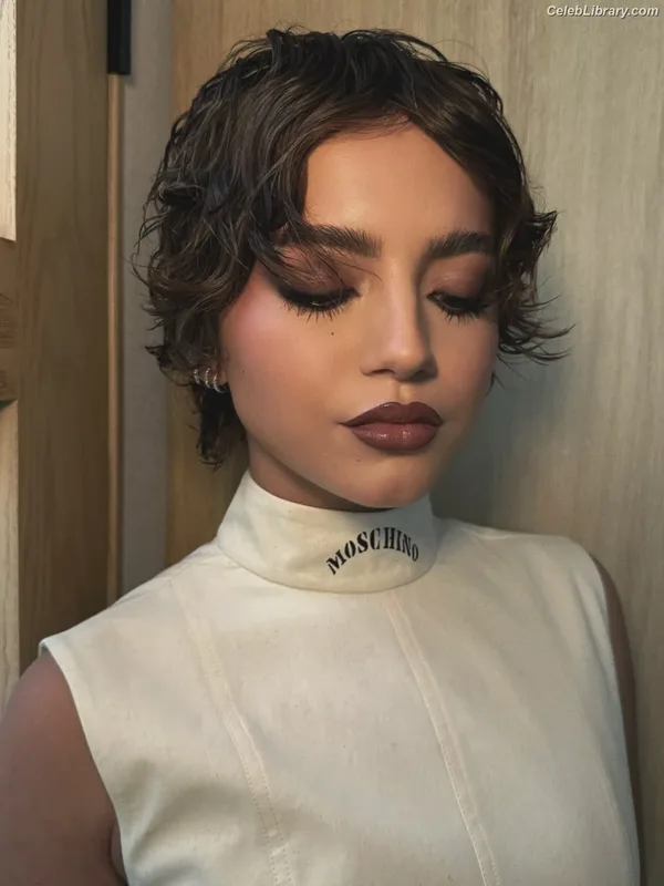 Isabela Merced photo 7 of 1797