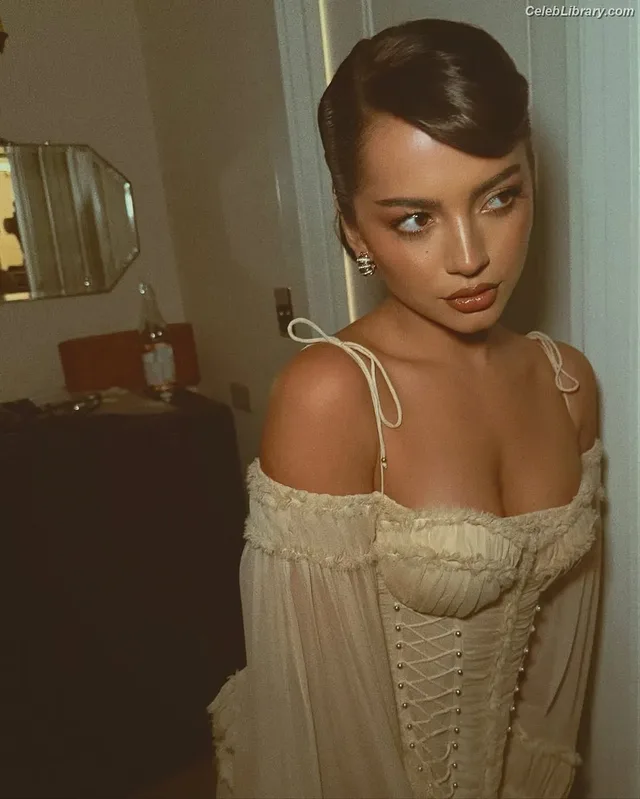Isabela Merced photo 6 of 1797