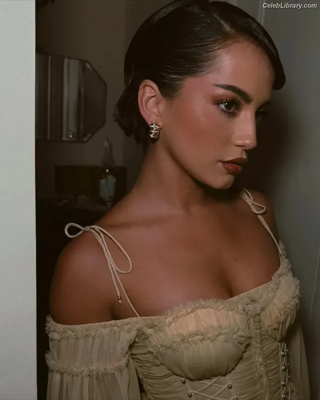 Isabela Merced photo 12 of 1797