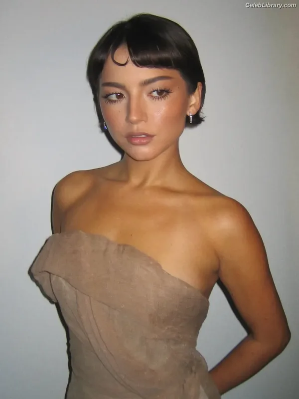 Isabela Merced photo 14 of 1797