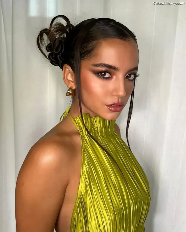 Isabela Merced photo 6 of 1797