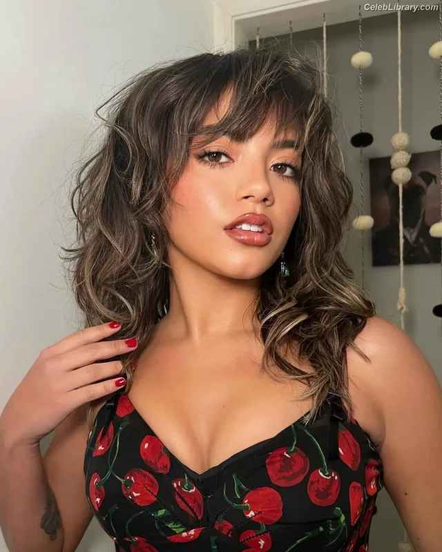 Isabela Merced photo 8 of 1797