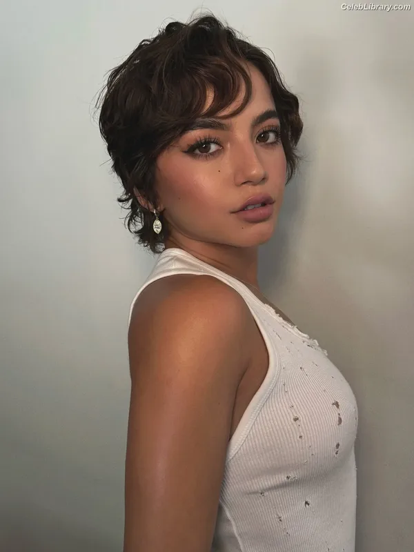 Isabela Merced photo 8 of 1797