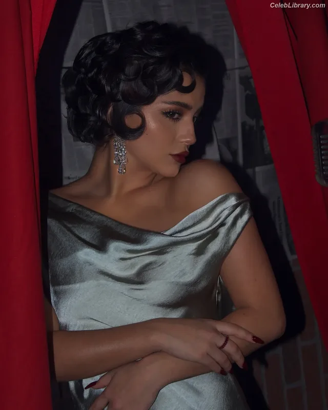 Isabela Merced photo 9 of 1797