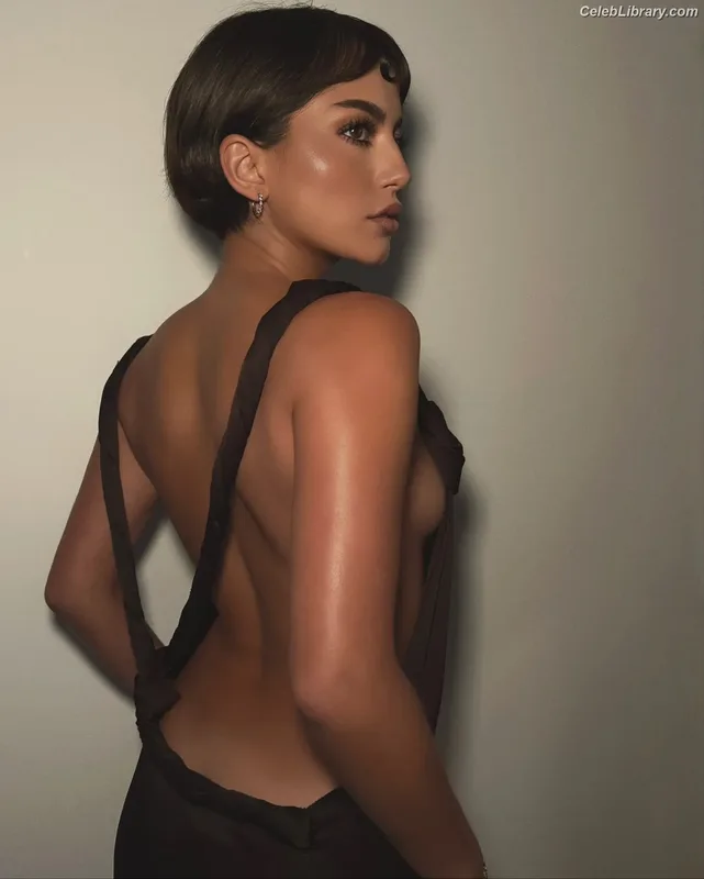 Isabela Merced photo 1 of 1797