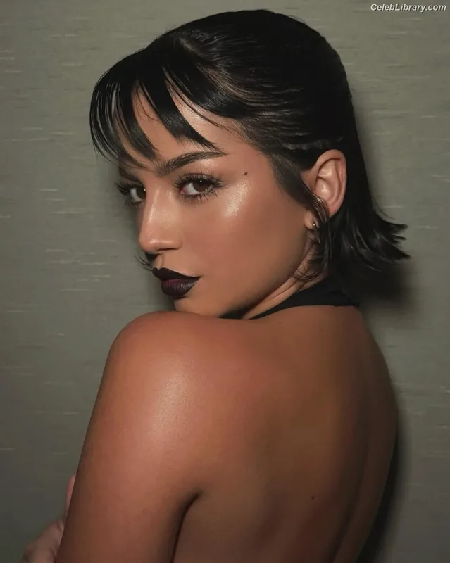 Isabela Merced photo 3 of 1797